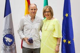 Retrato con la rectora en el homenaje a los jubilados y al personal que cumple 25 años de servici...