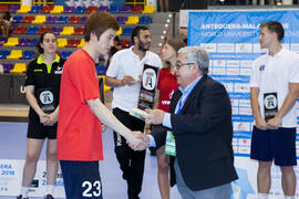 Entrega de trofeo. Ceremonia de clausura del Campeonato del Mundo Universitario de Balonmano. Ant...