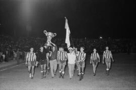 Málaga. Trofeo Costa del Sol. Entrega de la copa al FC Málaga. Estadio de la Rosaleda. Agosto de ...