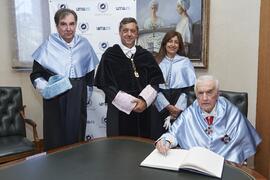 Firma del libro de visitas. Investidura como "Doctores Honoris Causa" de Antonio García Berrio y Pilar Palomo Vázquez por la Facultad de Filosofía y Letras de la Universidad de Málaga. Edificio del Rectorado. Junio de 2024