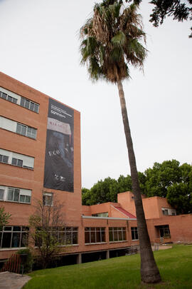 Facultad de Ciencias Económicas y Empresariales con cartel Conmemorativo del 50 Aniversario. Camp...