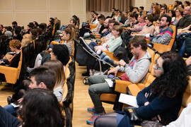 Asistentes a la conferencia "Dialogando para desmontar mitos sobre nutrición", con Aito...