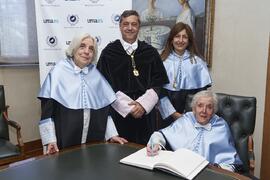 Firma del libro de visitas. Investidura como "Doctores Honoris Causa" de Antonio García Berrio y Pilar Palomo Vázquez por la Facultad de Filosofía y Letras de la Universidad de Málaga. Edificio del Rectorado. Junio de 2024