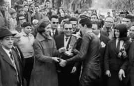 Paco González recibe el trofeo como ganador absoluto del II Premio Costa del Sol de Motociclismo ...