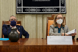 José Ángel Narváez con la Ministra de Economía Nadia Calviño. Facultad de Ciencias Económicas y E...