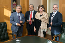 Foto de grupo previa a la firma del convenio de la Universidad de Málaga con el gobierno de Parag...