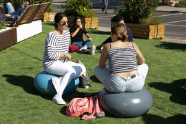 Alumnas en la nueva "Isla Verde" de la Universidad de Málaga. Facultad de Ciencias de l...