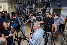 Ángel Idígoras atiende a los medios de comunicación en la inauguración de su mural en la Facultad...