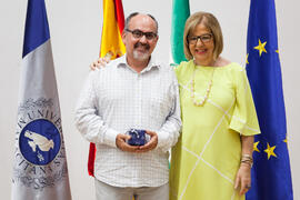 Retrato con la rectora en el homenaje a los jubilados y al personal que cumple 25 años de servici...