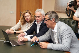 Firma de la donación del archivo fotográfico y de cine de Antonio España a la Universidad de Málaga. Edificio del Rectorado. Abril de 2025