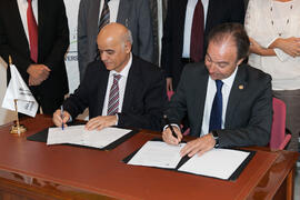 Hamid AL-Haimiy y Pedro Farias en la firma del convenio con la Universidad de Sharjah, Emiratos Árabes. Edificio del Rectorado. Noviembre de 2015