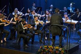 José Luis López Antón dirige a la Orquesta Sinfónica de Málaga. Concierto Conmemorativo del 50 Aniversario de la Universidad de Málaga. Auditorio Edgar Neville, Málaga. Junio de 2022