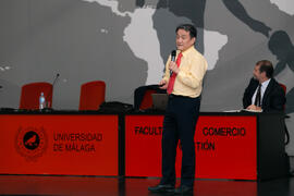 Conferencia de Dong Sung Cho. Jornada de celebración del Décimo Aniversario de colaboración de la Universidad de Málaga y la Universidad Nacional de Incheon. Complejo de Estudios Sociales y Comercio. Octubre de 2019