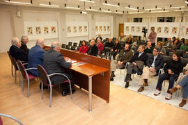 Inauguración de la exposición "Visitación del Coronado de Espinas ante el arte de vanguardia" por Eugenio Chicano. Casa Hermandad de la Cofradía. Noviembre de 2013