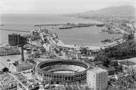 Málaga. Vista de la Malagueta, Plaza de Toros y Puerto desde Gibralfaro. Abril de 1963