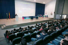 Fabián Arrebola presenta la conferencia "Dialogando" con Chema Alonso. Salón de actos d...