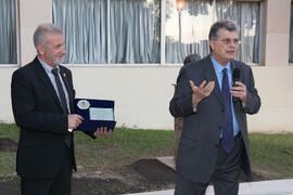 Nikos Kantarzis y Nikos Kastanos en la presentación del árbol de Hipócrates donado por la isla de...