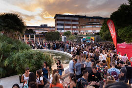 Actuación del grupo musical "Who Killed the DJ". Welcome to UMA. Bienvenida a los alumnos de intercambio internacional de la Universidad de Málaga. Jardín botánico. Octubre de 2019