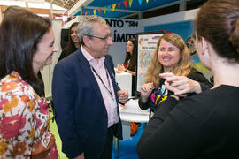 José Ángel Narváez y María Isabel Asensi en el estand de UMA Convive. Jornadas de Puertas Abiertas de la Universidad de Málaga. Complejo Polideportivo Universitario. Abril de 2018
