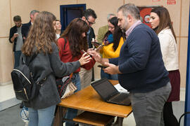 Acreditación de asistentes. "Dialogando" con Pere Estupinyà. Facultad de Ciencias. Octu...