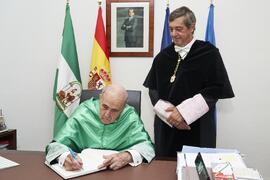 Firma previa a la investidura de Luis Enrique de la Villa como Doctor "Honoris Causa" por la Universidad de Málaga. Paraninfo. Octubre de 2024