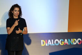 Intérprete de signos. Conferencia "Dialogando" con Clara Grima. Escuela de Ingenierías Industriales de la Universidad de Málaga. Mayo de 2024