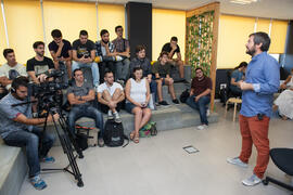 Nacho Muñoz presenta la actividad a los participantes en el Spin-Off Scape. Edificio "The Gr...