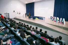 Fabián Arrebola presenta la conferencia "Dialogando" con Chema Alonso. Salón de actos d...