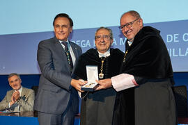 Entrega de la Medalla de Oro de la Universidad de Málaga a la Universidad de Córdoba. Paraninfo. Junio de 2023
