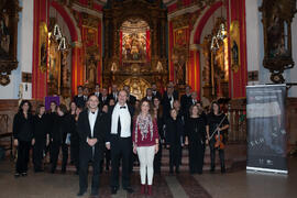 Foto de grupo tras el concierto de Navidad de la Coral Sancti Petri homenaje a la Facultad de Económicas. Iglesia de los Mártires. Diciembre de 2015