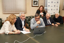 Firma de la donación del archivo fotográfico y de cine de Antonio España a la Universidad de Málaga. Edificio del Rectorado. Abril de 2025