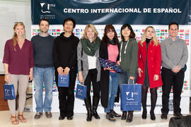 José Carlos Godoy, Sandra Reche y Daniel Mora con alumnos en su graduación en el CIE de la Univer...