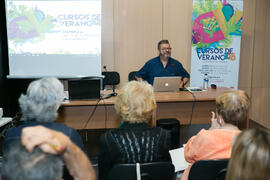 Julio Fraga pronuncia su conferencia "Andalucía en el teatro: del sentimiento trágico a la comedia sin estereotipos". Curso de Verano "El humor en las artes escénicas". Marbella. Julio de 2018