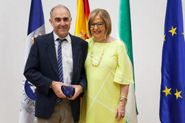 Retrato con la rectora en el homenaje a los jubilados y al personal que cumple 25 años de servici...