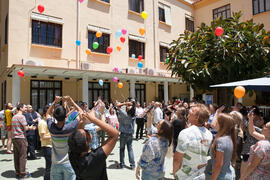 Suelta de globos en la fiesta del Día del Español. Centro Internacional de Español de la Universidad de Málaga. Junio de 2016