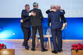 Entrega a Unicaja (Banco y Fundación) de la distinción "Oikonomos" de la Facultad de Ciencias Económicas y Empresariales de la Universidad de Málaga. Paraninfo. Diciembre de 2024