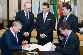 Firma de acuerdo. Presentación del Centro Internacional de Autoridades y Líderes. Ayuntamiento de...