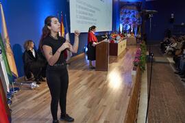 Intérprete de signos. Investidura de Hermanfrid Schubart, Alejandro Portes y Luis Enrique de la Villa como Doctores "Honoris Causa" por la Universidad de Málaga. Paraninfo. Octubre de 2024