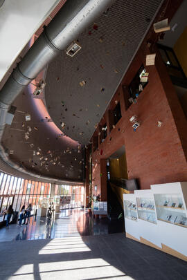 Biblioteca General con la instalación "Biblioteca de Babel XIII", de José Ignacio Díaz ...