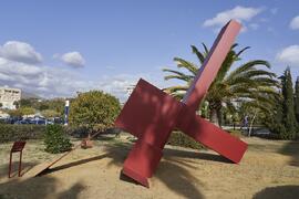 Escultura "6+1", de José Ignacio Díaz de Rábago. Facultad de Ciencias de la Educación y...