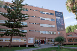Facultad de Ciencias Económicas y Empresariales con cartel Conmemorativo del 50 Aniversario. Campus de El Ejido. Octubre de 2014
