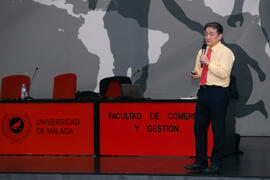 Conferencia de Dong Sung Cho. Jornada de celebración del Décimo Aniversario de colaboración de la Universidad de Málaga y la Universidad Nacional de Incheon. Complejo de Estudios Sociales y Comercio. Octubre de 2019