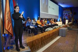 Intérprete de signos. Toma de posesión del Rector de la Universidad de Málaga y su equipo de gobierno. Paraninfo. Marzo de 2024