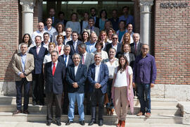 Foto de grupo tras la presentación de los Cursos de Verano 2016. Edificio del Rectorado. Mayo de ...