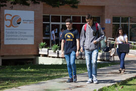 Ambiente en la facultad de Ciencias Económicas y Empresariales. Campus de El Ejido. Mayo de 2015