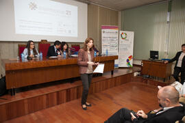 Isabel Abad presenta la mesa redonda "Innovación y emprendimiento social". Seminario "Emprende 21". Facultad de Ciencias Económicas y Empresariales. Noviembre de 2016