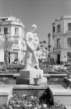 Málaga. Estatua y fuente de la Plaza de la Victoria. Mayo de 1963