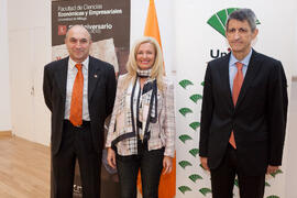 Eugenio José Luque, María Jesús Morales y José Manuel Domínguez antes del homenaje de Unicaja a la Facultad de Económicas. Paraninfo. Abril 2015