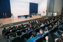 Ernesto Pimentel presenta la conferencia "Dialogando" con Chema Alonso. Salón de actos ...