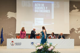 Entrega del Premio Extraordinario al Mejor Trabajo Fin de Grado en Gestión y Administración a Silvia Lattanzi. Campus de Teatinos. Junio de 2025